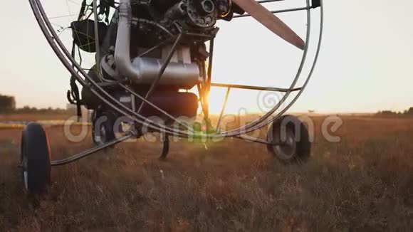 汽车滑翔伞站在机场在夕阳的阳光下背景中飞机起飞这就是视频的预览图