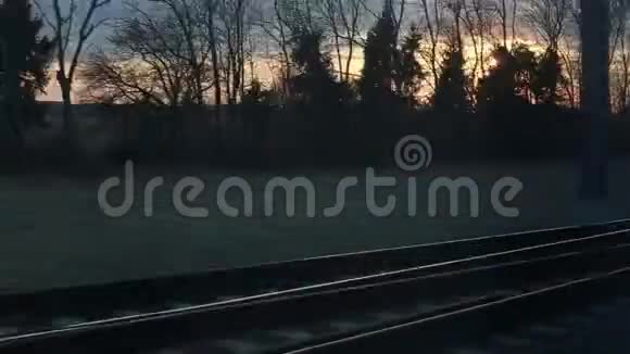 火车窗景带着强烈的日落光线视频的预览图