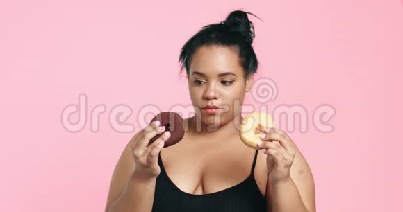 可爱的曲线美的黑人女孩吃甜甜圈视频的预览图