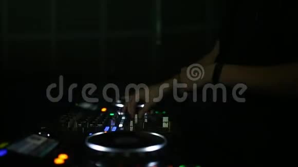 一个专业的DJ在一个俱乐部工作在一个聚会上使一群人和混合音乐视频的预览图