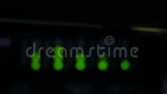 带绿光的老式频谱分析仪视频的预览图