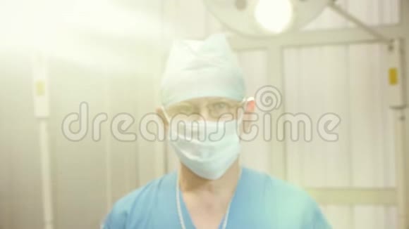 肖像医生带着面具微笑视频的预览图