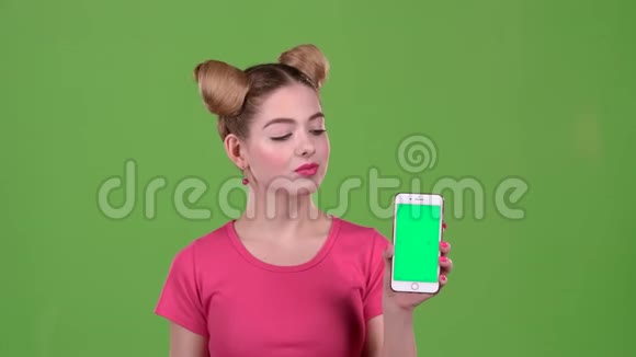 手里拿着手机和纸笔的青少年绿色屏幕视频的预览图