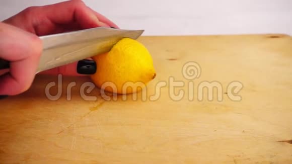 在木板上用刀切柠檬视频的预览图