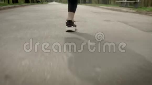 公园里跑女孩的腿健康的生活方式运动观念视频的预览图