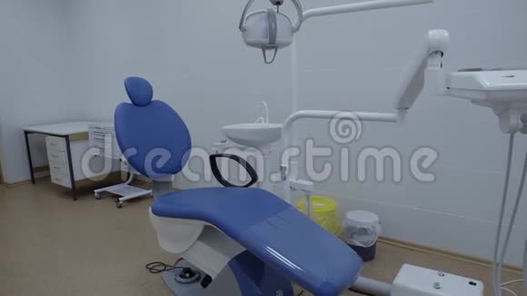 空口腔室配有蓝色牙科装置家具操作灯视频的预览图
