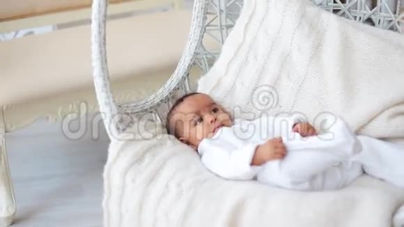 婴儿躺在白色床单上视频的预览图