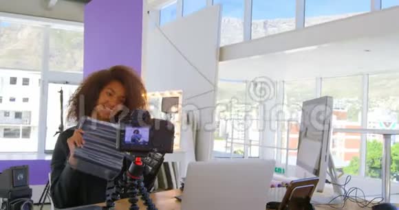 模特在摄影棚4k录制她的视频视频的预览图