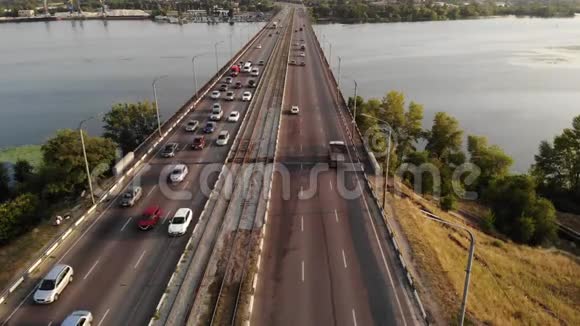 从无人机到桥上的交通视频的预览图