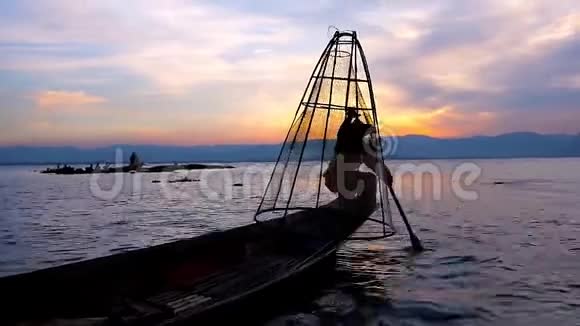 晚上渔夫在缅甸的英莱湖上表演视频的预览图