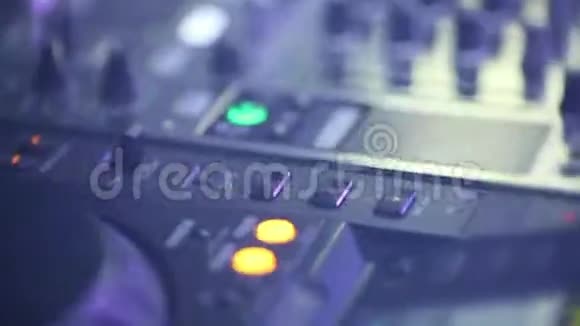 摄像机靠近DJ控制台移动手柄人员增加搅拌机上的体积视频的预览图