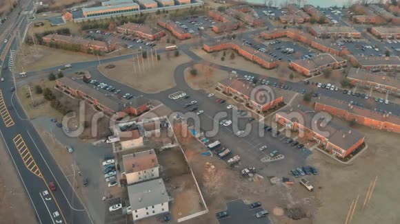 郊区住宅和道路的空中景观视频的预览图