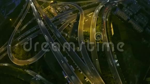 夜间在天桥上的空中交通镜头视频的预览图