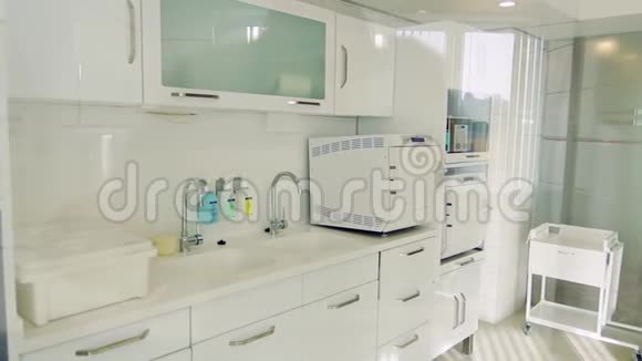 清洁白色医院实验室牙科办公室实验室内部设有冰箱储物柜等设备视频的预览图