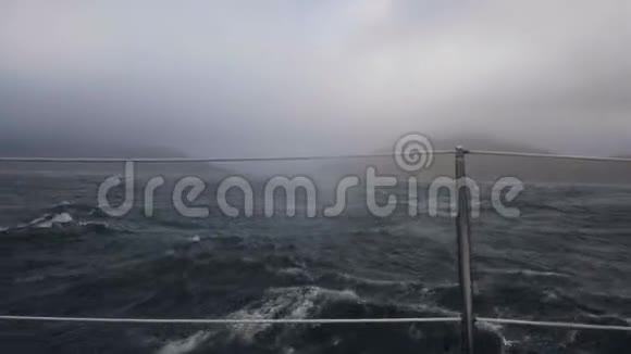 帆船在风浪中摇摆从船上可以看到暴风雨中的游轮视频的预览图