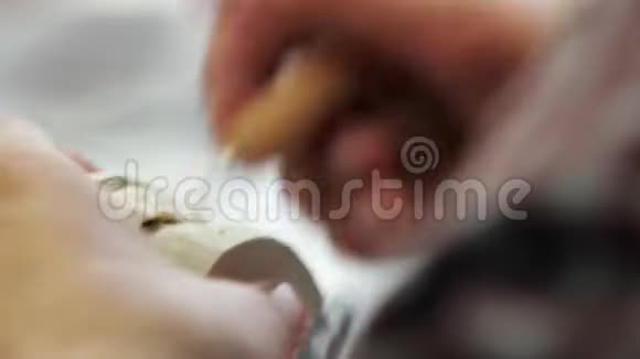 牙医制作一种由石膏铸造而成的种植牙假体整形牙科修复术微笑设计艺术家视频的预览图