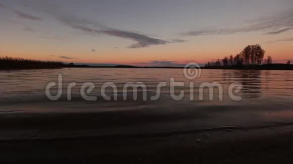 湖的夜景视频的预览图