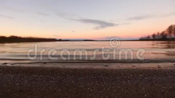 湖的夜景视频的预览图