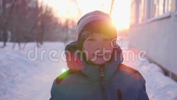 冬公园里的一个少年在说话微笑日落的时候在新鲜空气中游走健康生活方式视频的预览图