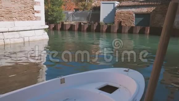 停在威尼斯运河上的小船视频的预览图
