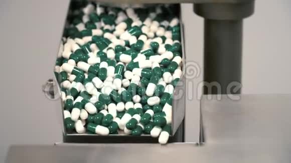 明胶胶囊从药片机中溢出视频的预览图