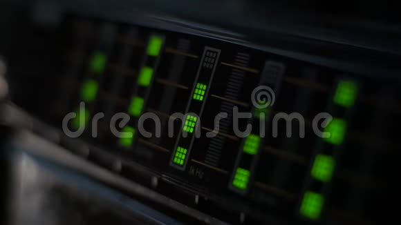 带有绿灯的老式频谱分析仪视频的预览图
