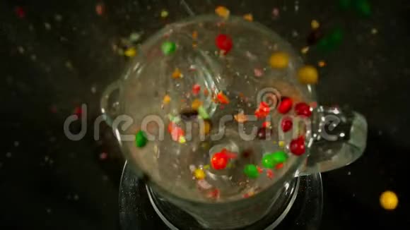搅拌机里的慢动作糖果视频的预览图