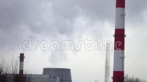 有云烟废气烟尘大气污染的生产工厂管道视频的预览图