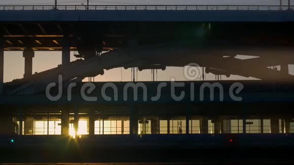 火车在夕阳的照耀下停在地铁站视频的预览图