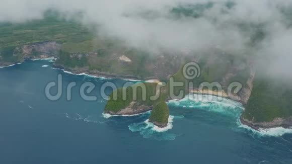 在云的高处俯瞰克林金海滩努萨佩尼达印度尼西亚巴厘旅行概念视频的预览图