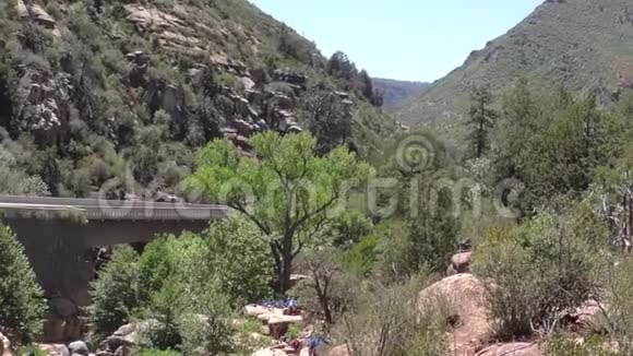 亚利桑那州滑石横跨橡树溪峡谷的平底锅有山树人和桥视频的预览图