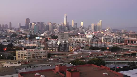 夜幕降临在旧金山市中心的加州天际线上视频的预览图