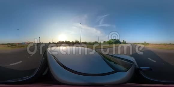 全景360度汽车在阳光明媚的一天沿着道路行驶视频的预览图