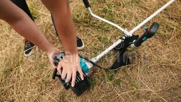 冷启动汽油草坪修剪机专业割草机的手视频的预览图
