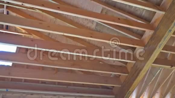 一个未完成的物体上的一个木屋的框架关闭了一个正在建造的新房子视频的预览图