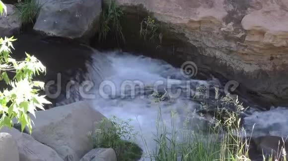 亚利桑那州滑岩橡树溪上一个小瀑布的近景岩石视频的预览图