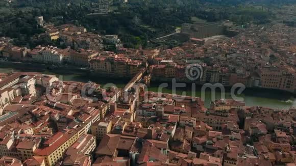 意大利佛罗伦萨的鸟瞰图奥诺河4K的维奇奥古桥视频的预览图