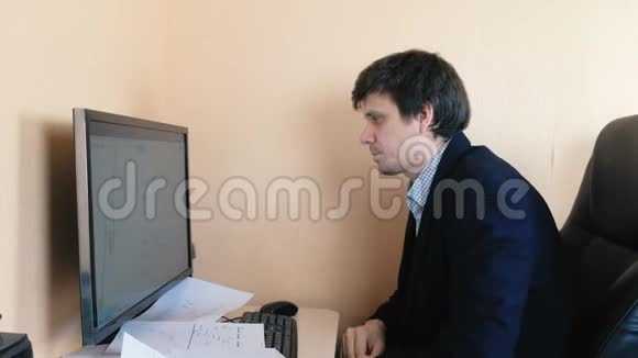 疲倦的人正在用电脑比较图形视频的预览图