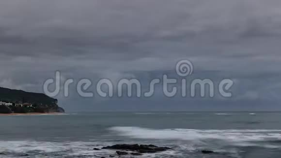 黄昏时分暴风雨在海洋上空视频的预览图