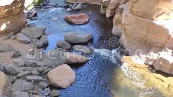 亚利桑那滑岩沿着橡树溪沿着滑岩桥向前倾斜视频的预览图