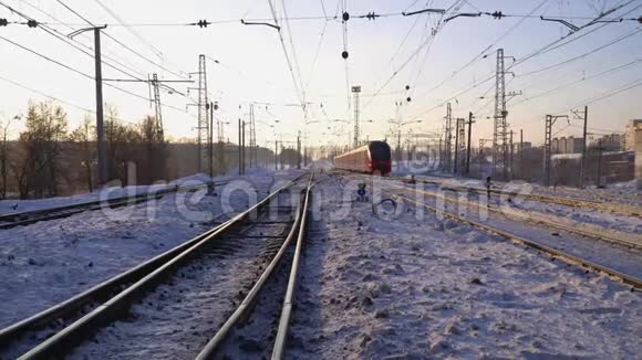火车乘火车运行冬季阳光明媚的早晨视频的预览图