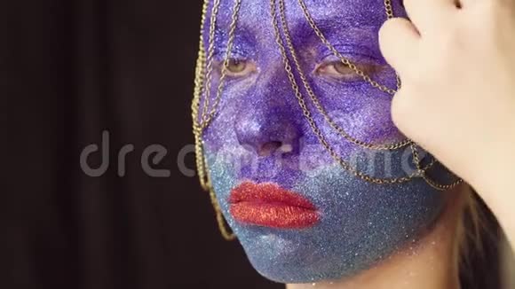 面子艺术化妆师装饰头发视频的预览图