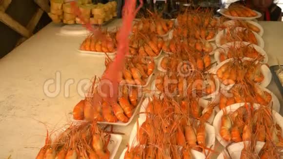 在街市的柜台上烤虾一种供苍蝇飞走的装置视频的预览图