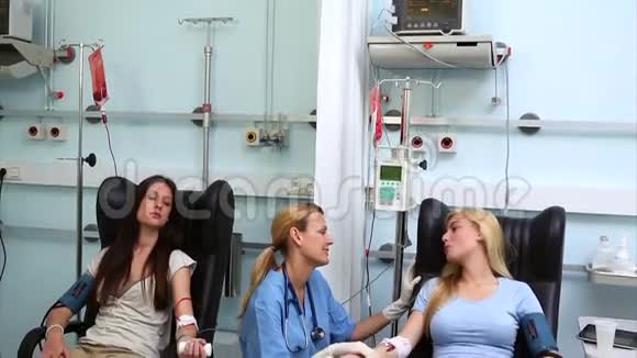 献血室带两名患者视频的预览图