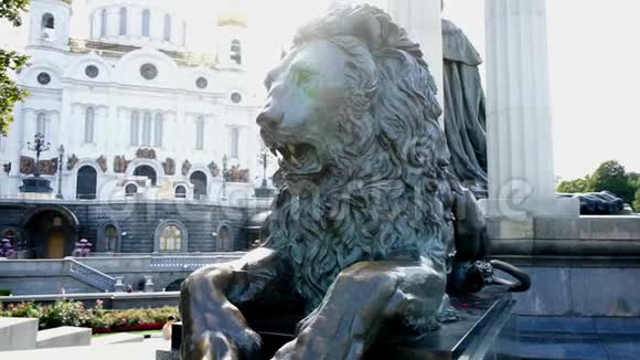 教堂背景中狮子的铜像视频的预览图