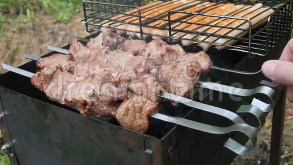 烤架上的烧烤用肉串上的肉块做成的什什利克视频的预览图