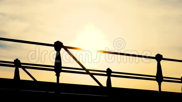 一位男子在威尼斯人行桥上拍摄日落的剪影视频的预览图