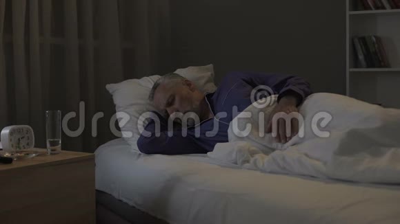 老人在梦中做噩梦睡在养老院的病房视频的预览图