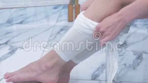 女人穿着白色尼龙西装做ipg按摩双腿合拢视频的预览图