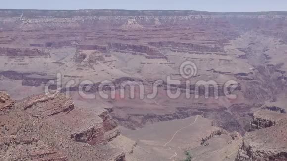 亚利桑那州大峡谷一个横跨大峡谷的平底锅下面是光明天使小径视频的预览图